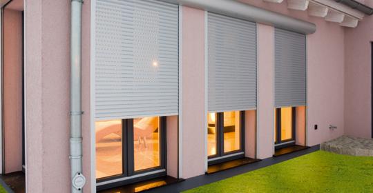 Fenster mit großen Rollläden