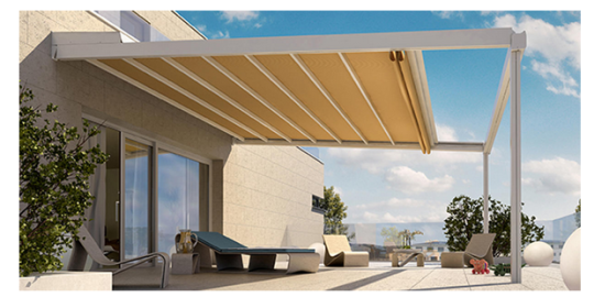 große Markise über Terrasse